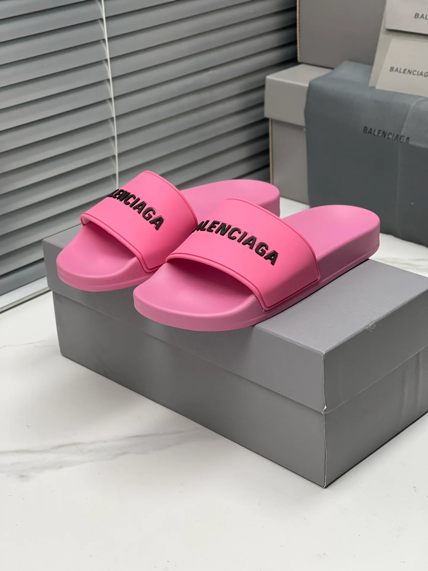 👟👟Ex-factory price 240👟👟 Women's Shoes Women's Clothing Balenciaga 2023 trendy slippers!  Balenciaga Political Campaign Latest Abrasive Development!  A favorite of European and American ladies, celebrities, and Internet celebrity girls. Exquisite uppers are hand-sewn and threaded. They are fluffy and soft, skin-friendly and soft, a must-have for summer. Fashionable but not overly ostentatious. Original natural rubber non-slip and wear-resistant sole. Size 35-40, 39-45 matching counter latest original packaging.
